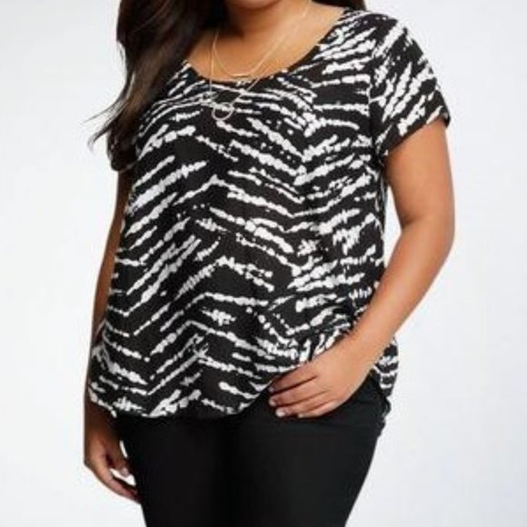 torrid Tops - Torrid Black & White Challis Top size 0 (Large)